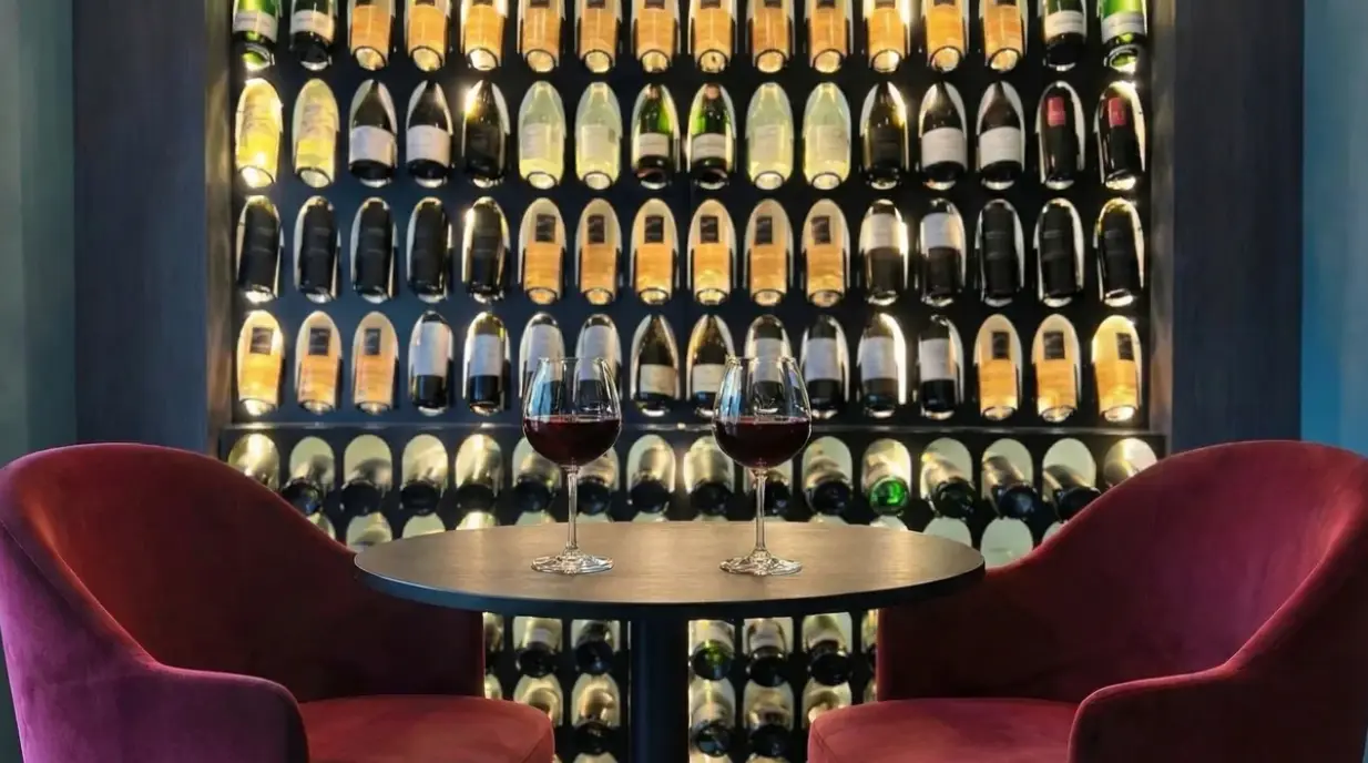 Weinwand bei L'Aperitivo Stuttgart. Vorschaubild zum Regio-TV-Beitrag „Italiener erfüllt sich seinen Traum in Botnang“. Das Video liegt bei Regio TV.